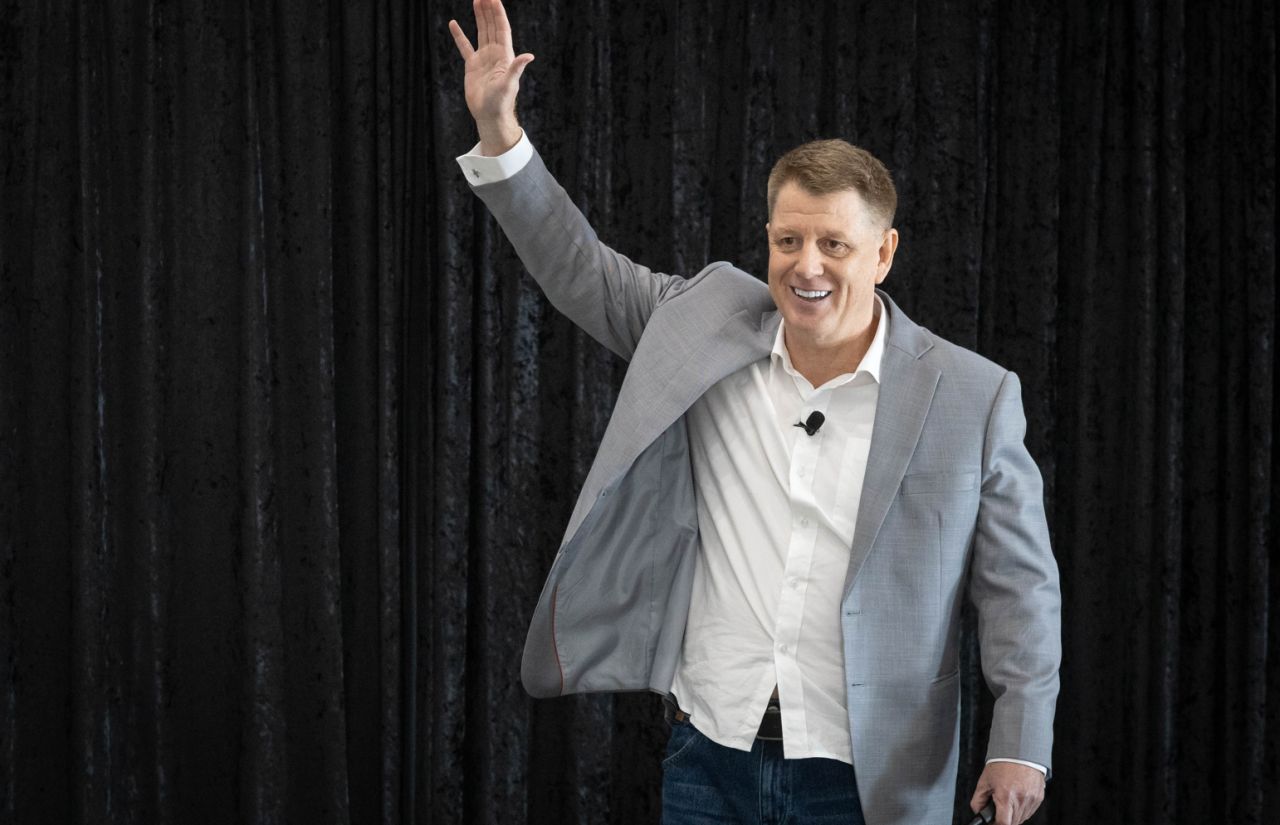 David Caruso, expert small business keynote speaker, waving to the audience on stage